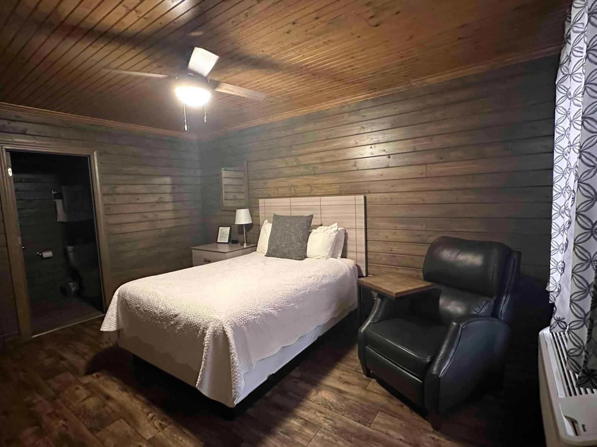 Turn On Inn Lake Village 部屋 写真