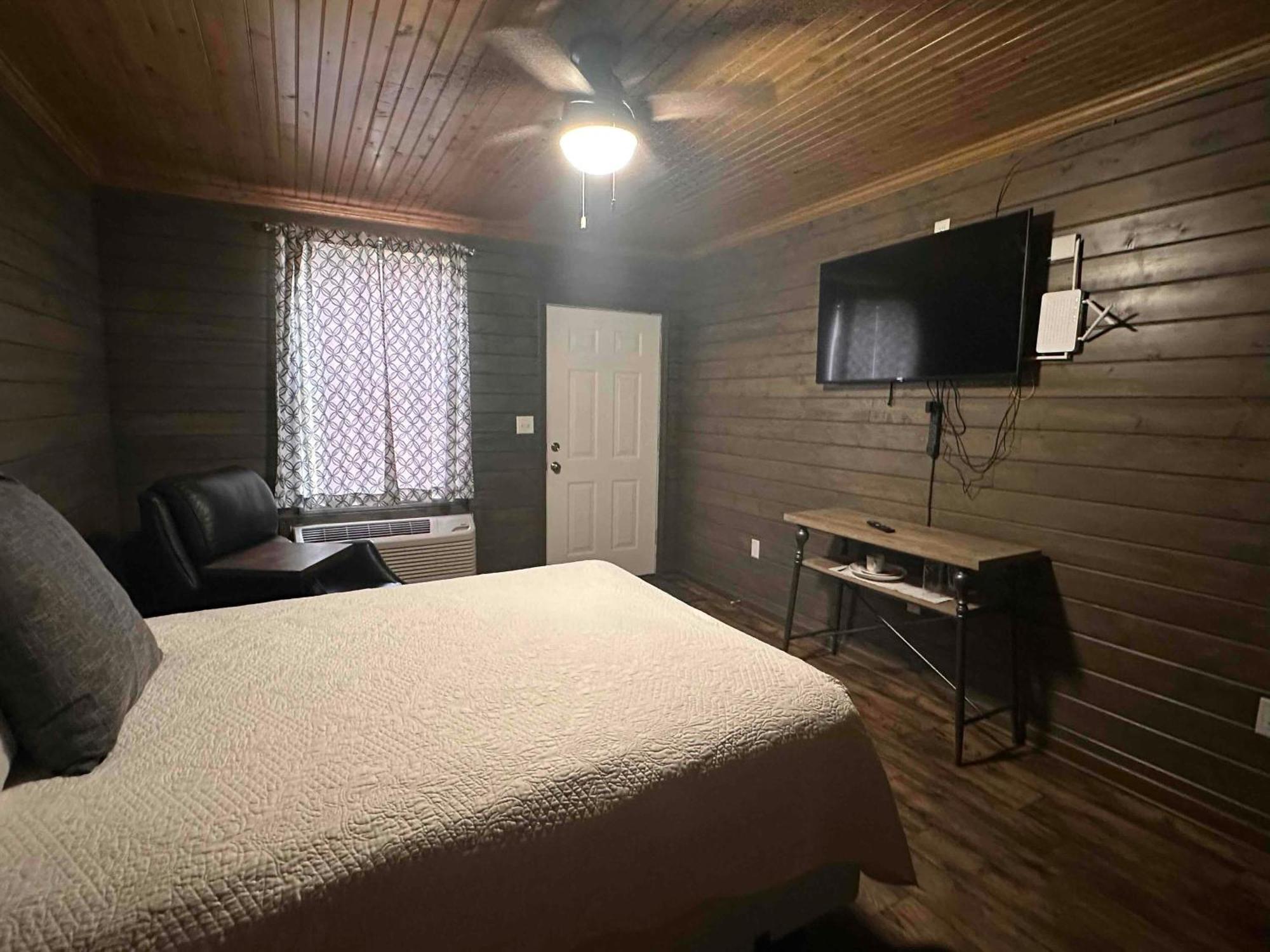Turn On Inn Lake Village 部屋 写真