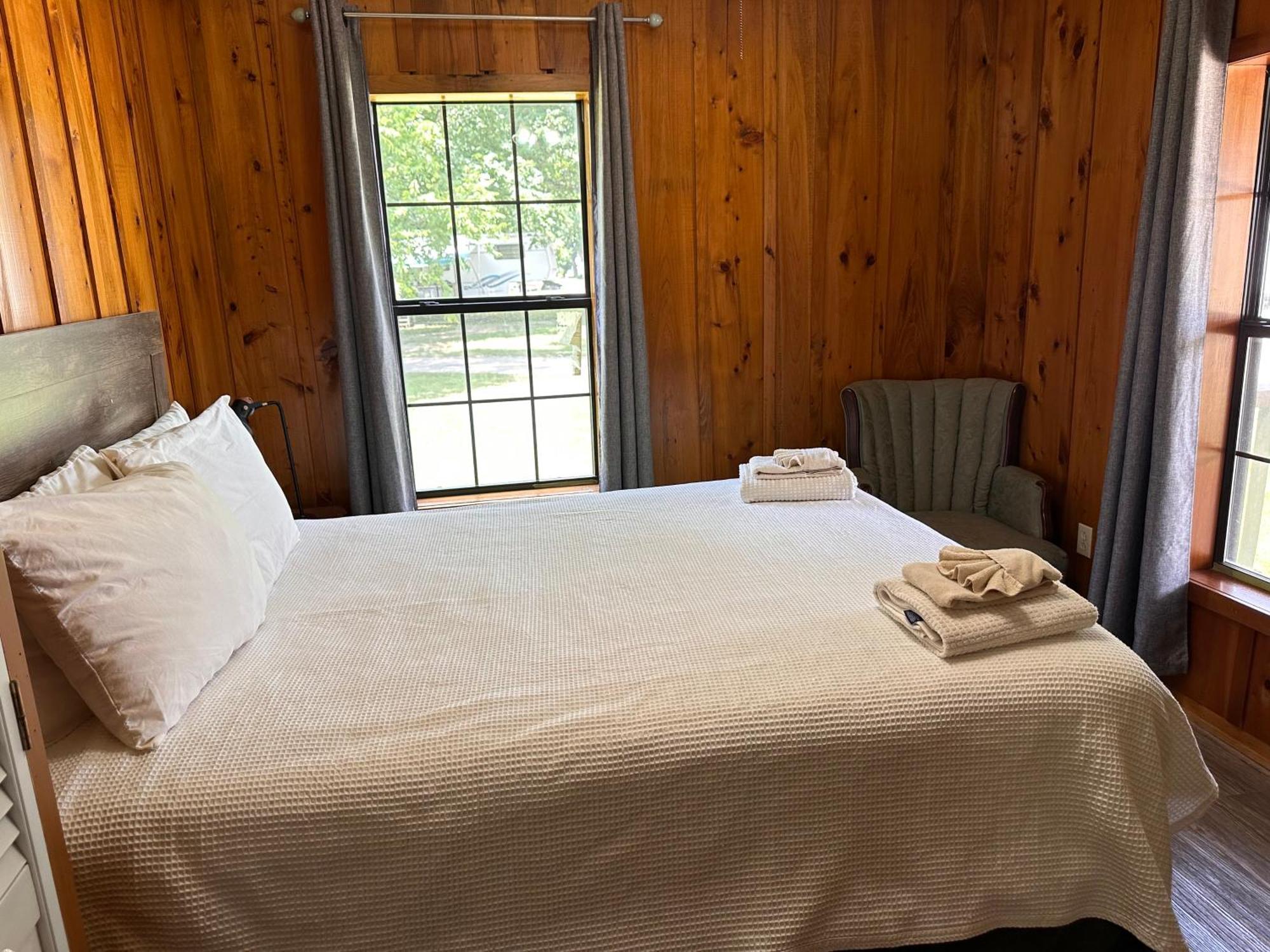 Turn On Inn Lake Village 部屋 写真