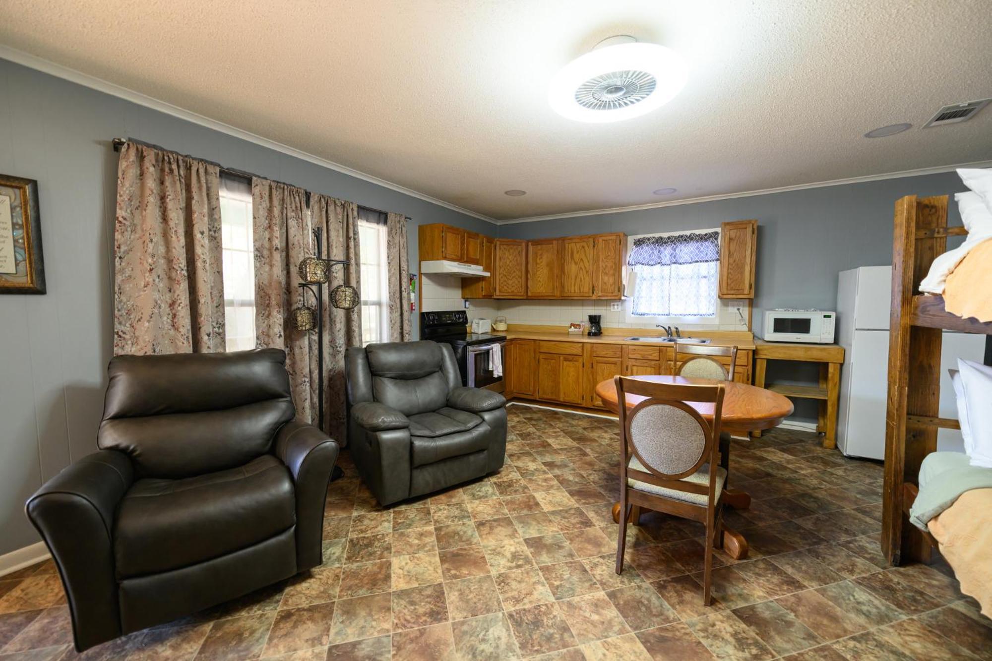 Turn On Inn Lake Village 部屋 写真
